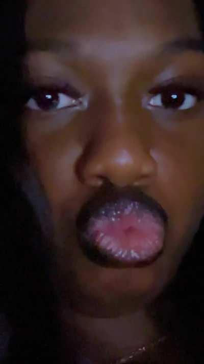 Make a masterpiece on these lips😩😩