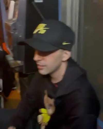 qu&eacute; hace mala fama con la mano abajo de la axila de la nena? wtf