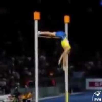Armand Duplantis, 21 y.o pole vaulting champion. Damn that looks surreal.