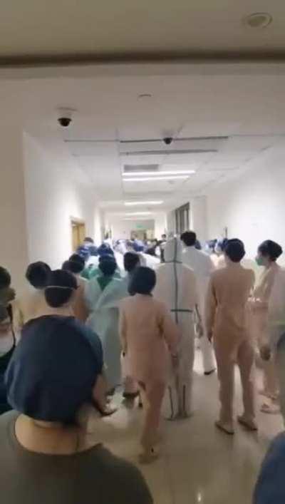 上海六院的另一条视频，疑似医生要求护士在没有防护措施的情况下去护理阳性患者被拒，医生对护士大打出手