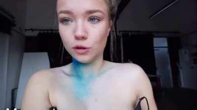 Weiteres Gif aus dem Video: Was tue ich hier und warum bin ich halb nackt?