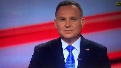 Mucha ląduje na czole Dudy