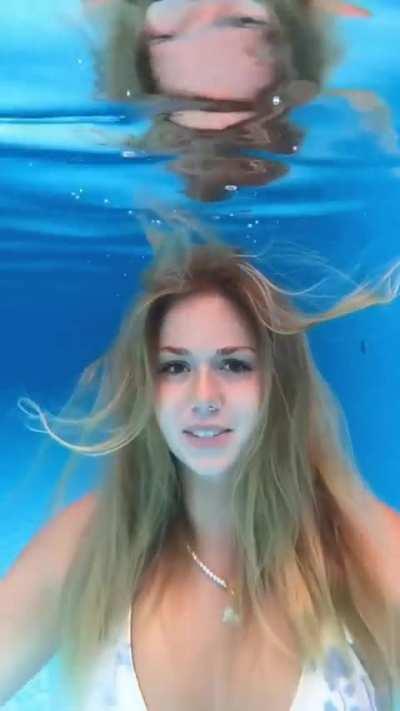 Dalia liebt den Pool