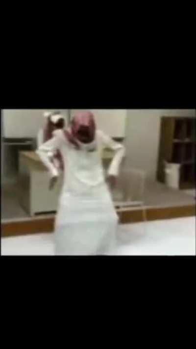 Tu bhi naach na bencho