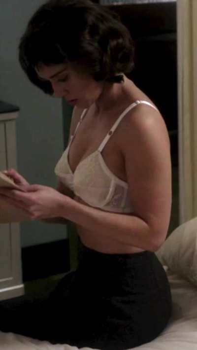 Lizzy Caplan