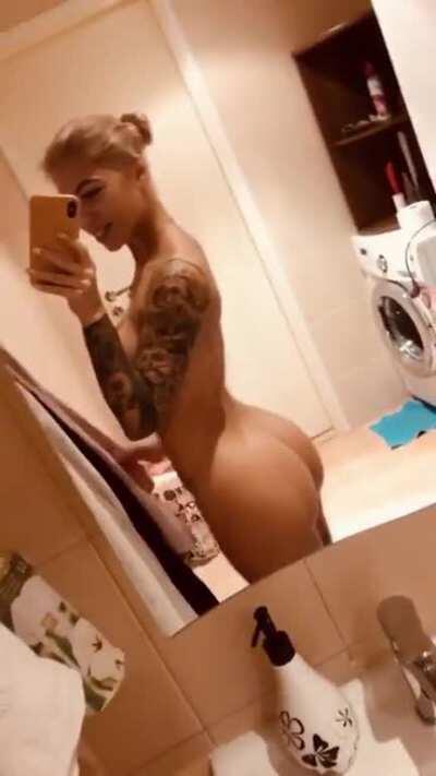 Instagram snowgolow Tiktok snowitequinsnow