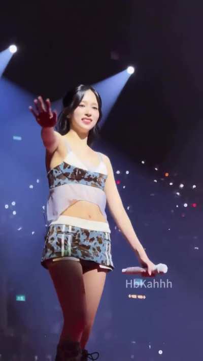 Mina sending ONCE air hugs - 250928