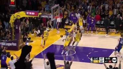 [Highlight] Lebron James rejects Paul Georges layup attempt as Reaves throws it to Walker for an epic alley oop