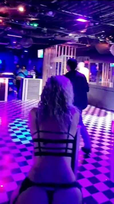 She let loose last night at the club and shook her ass for the whole club to see 😍
