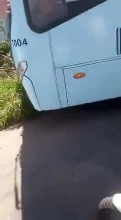 Sobrevivente brasileiro tentando trabalhar...