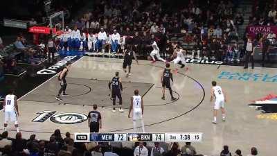 [Highlight] Ben Simmons banks the hookshot for his first 20 point game of the season. He is currently 21/25 over his last 3 games