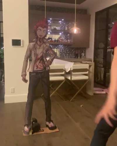 MAN SUCCESSFULLY DEFENDS HIS WAIFU FROM LEON