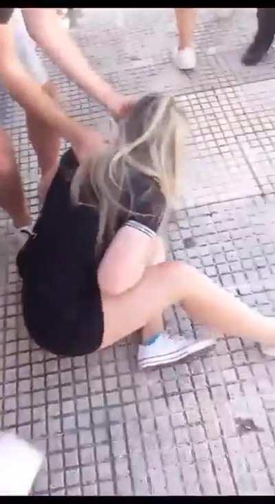 De nuevo lo mismo agreden a Chica que estaba repartiendo Boletas de Milei en Laprida