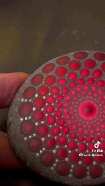 Tiny accent dots. Red is so pretty ♥️