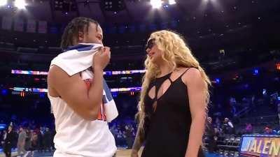 [Highlight] Jalen Brunson gets some love from Iggy Azalea after his 40-bomb vs Nets