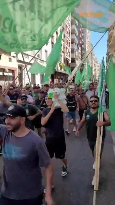Así llegaba el sindicato de Camioneros a la Plaza del Congreso para sumarse al paro general de la CGT
