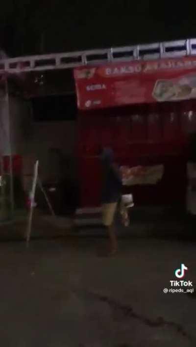 Yang lama dengan yang baru (ondel2 sama maskot mixue)