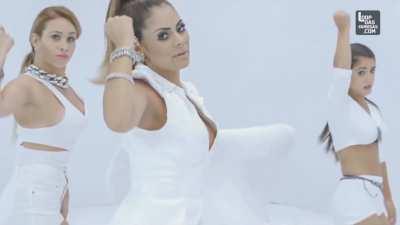 Lexa pagando peitinho em clipe.