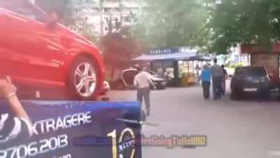 Moderator sparge geamul la florarie si tipa ca din gura de sarpe (mai spre sfarsit)