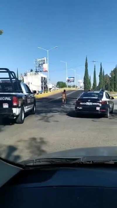 Ya vimos a los encuerados por justicia pero qué pedo con este dude.