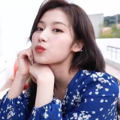 210315 - Sana sending a kiss