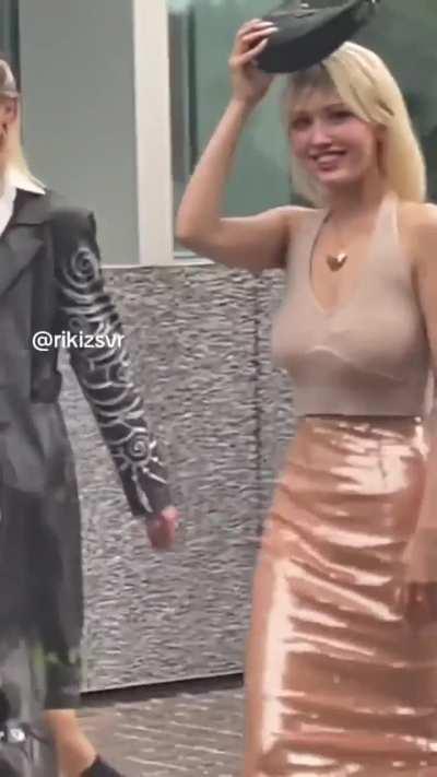 Bounce when she walk… bounce when she walk 🎶