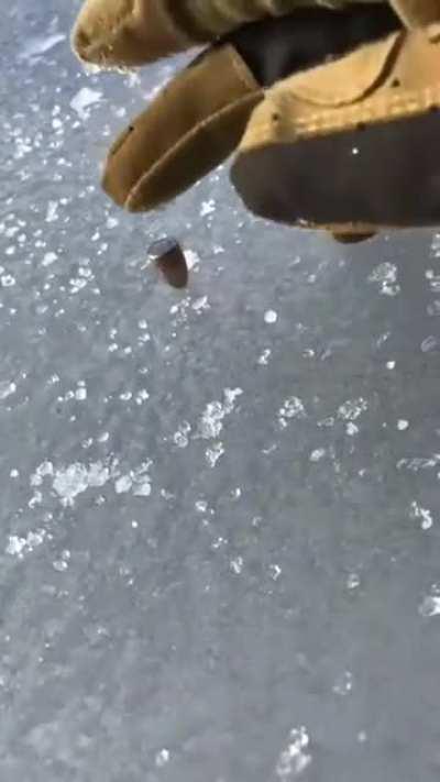 Quando a bala atinge o gelo no ângulo certo