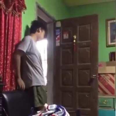 Ща я её напугаю