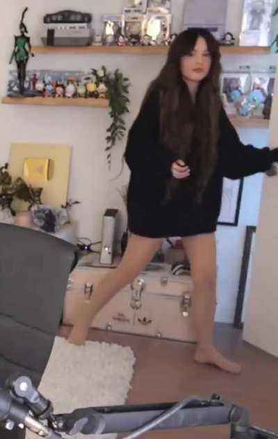 Valkyrae letting Mika out - June 2025