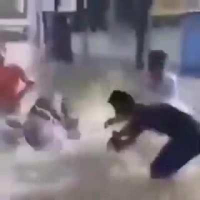 Um posto feliz de uma família feliz