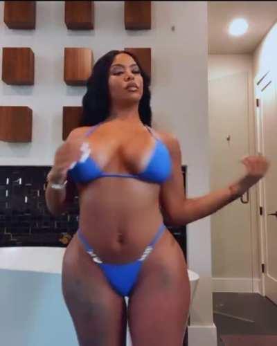 Sooo like ik we all in this subreddit I just wanna ik if it’s cool to simp for Alexis Sky🥴 n treat her like a goddess because she has the body of one😩