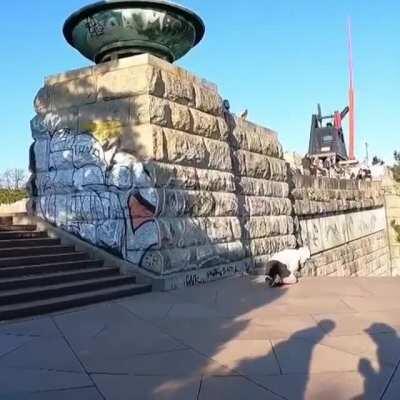 Nah, I'll take the stairs... (Credits: @streetpeopleofprague IG)