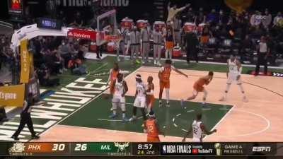 [Highlight] Jrue Holiday muscles his way to an and 1, while Devin Booker attempts the embarrassing flop