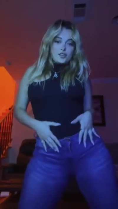 Bebe Rexha Shaking Her Ass 🍑🤤