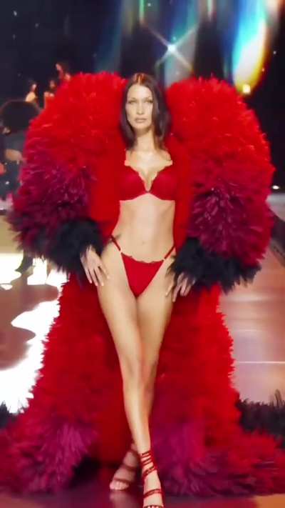 Bella Hadid shines on the runway of Victoria's Secret Fashion Show 2024
