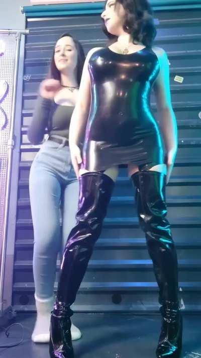 Goth GF sis brings productivity ⬇️ but fun ⬆️