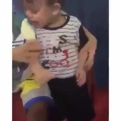 Один собаку кусает другой попугая...дети они такие