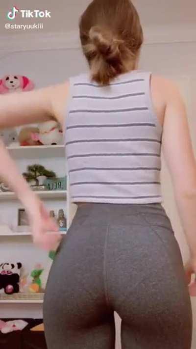 Es una perra sucia que tiene un culazo