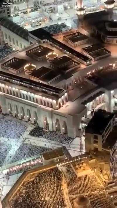 A majestic view of the Great Mosque of Mecca last night