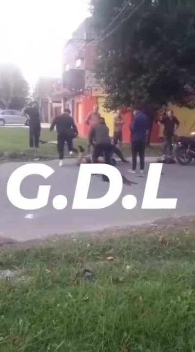 Vecinos de San Alberto atraparon a un motochorro, lo dejaron en ropa interior, y lo molieron a golpes.