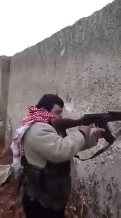 Down sendromlu ışid militanı atış talimi yapıyor.