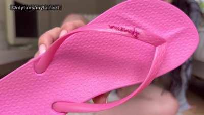 Fun fact: my feet get the most sweaty/smelly when i wear flipflops in summer🤭🩴