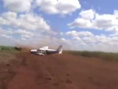 Crazy federal police in Brazil hit aircraft's wing to stop drug smugglers from flying away