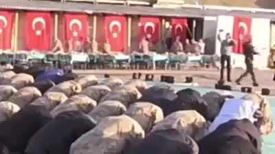 Ulan baskalarini taklit edeyim bari desen o da riskli kime uyacafina karar verirken namaz biter zaten