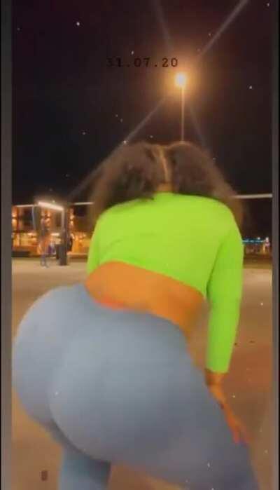 Heyghettobarbie sexy ass 👑😍🍯🍑💚