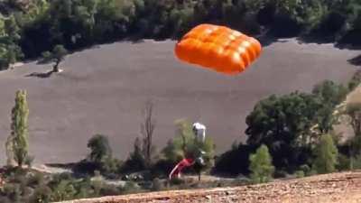 Spain: Paraglider barely avoids death after parachute gets tangled, backup doesn't open