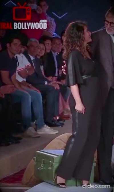 KAJOL Ass touched by Amitabh?? UNSEEN KAJOL'S HAULING ASS. UFFFF!!!🔥💦💦💦