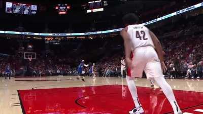 [Highlight] Keon beats the 3rd quarter buzzer with the floater from three