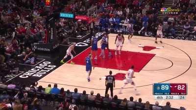 [Highlight] Alex Caruso with the pretty reverse finish through traffic