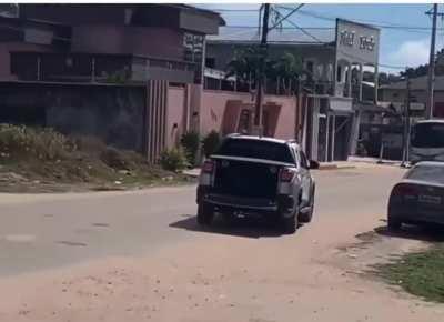 O carro da cobrança está passando na sua rua, é o carro da cobrança 